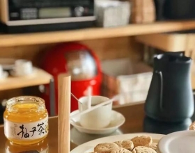 小夫妻乡下建木屋意外走红 这才是理想生活吧