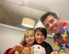 梁咏琪陪女儿和同学郊游 透露女儿已从幼儿园毕业