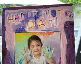 秦舒培晒与女儿用餐照 4岁Alaia甜笑露豁牙好可爱