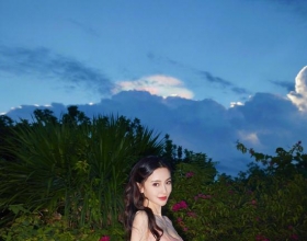 angelababy晒与七彩祥云合照 穿粉色连衣裙又美又仙