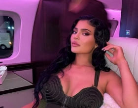 Kylie Jenner零下依旧穿比基尼泡温泉，果然辣妹没有冬天？