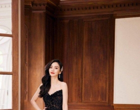 Angelababy巴黎看秀造型图 黑色V领抹胸裙波浪长发优雅时尚