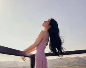 赵露思最新活动造型大片释出 穿粉色吊带裙秀身材比例